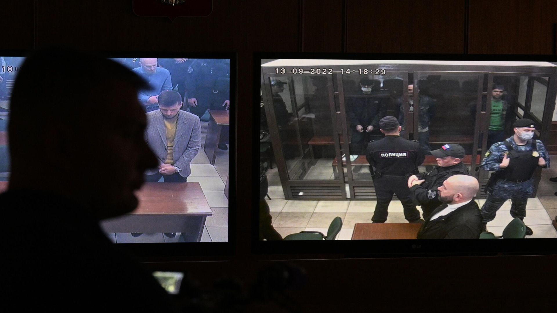 Экран с изображением подозреваемых в убийстве бизнесмена Шабтая фон Калмановича во время оглашения приговора в зале судебных заседаний в Московском городском суде Экран с изображением подозреваемых в убийстве бизнесмена Шабтая фон Калмановича во время оглашения приговора в зале судебных заседаний в Московском городском суде - РИА Новости, 1920, 13.09.2022
