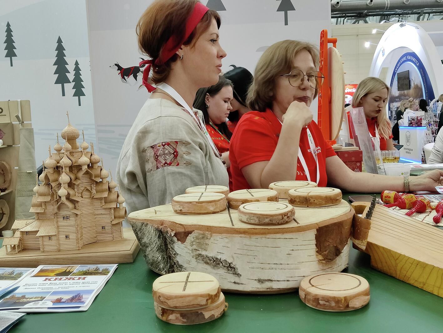 На стенде республики Карелия можно было поиграть в деревянные крестики-нолики На стенде республики Карелия можно было поиграть в деревянные крестики-нолики - РИА Новости, 1920, 13.09.2022