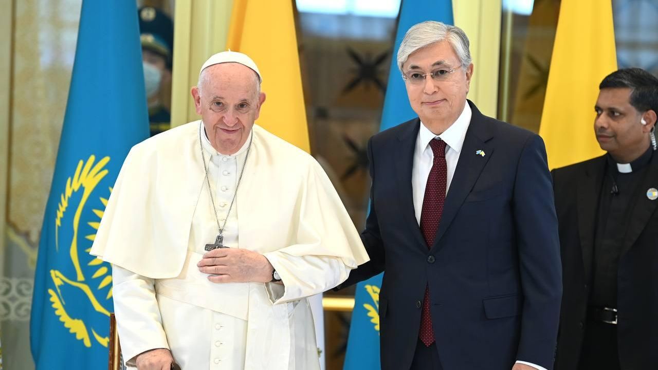 Папа Римский Франциск и президент Казахстана Касым-Жомарт Токаев в Нур-Султане Папа Римский Франциск и президент Казахстана Касым-Жомарт Токаев в Нур-Султане - РИА Новости, 1920, 13.09.2022
