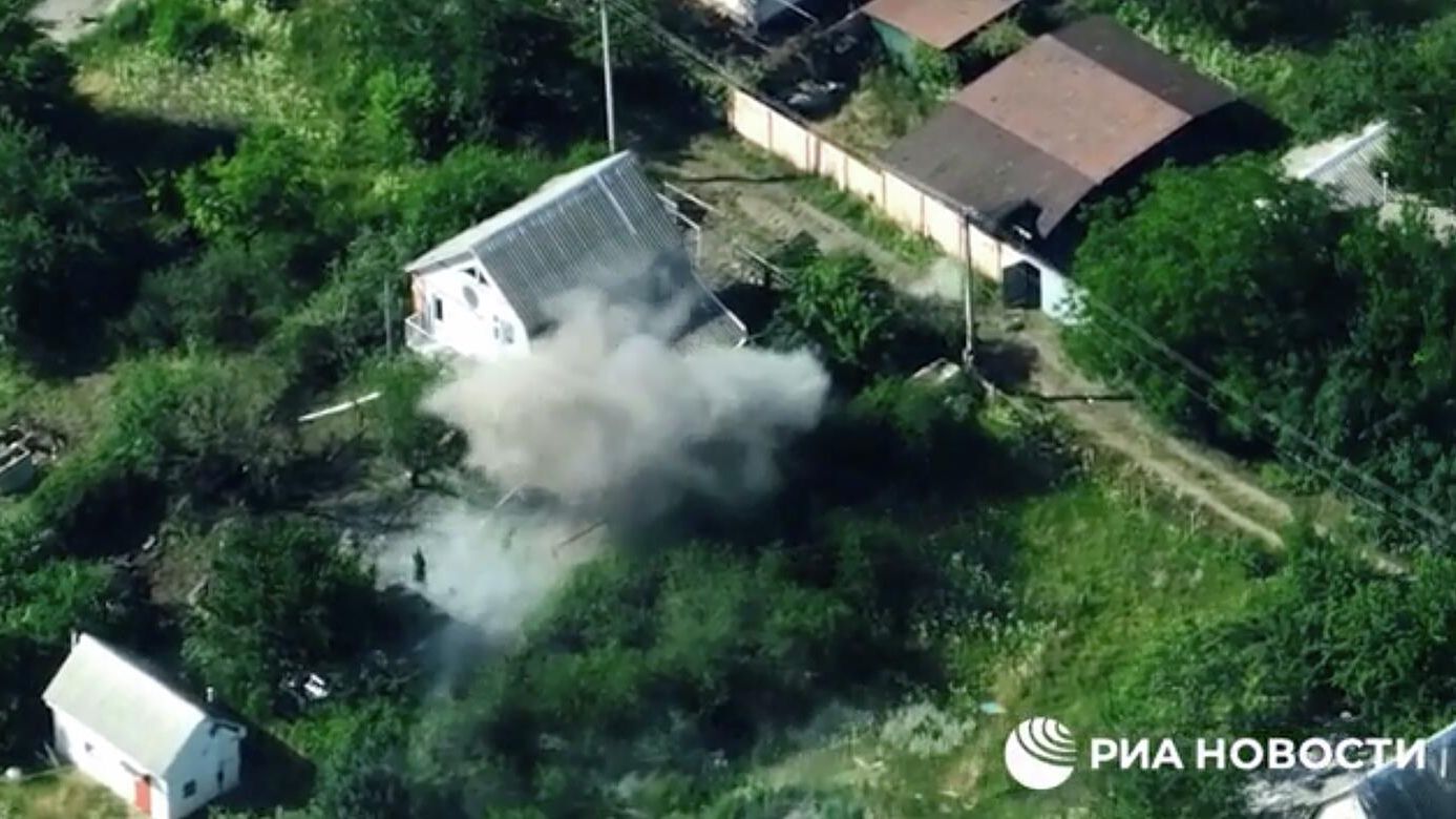 Кадр видео уничтожения базы иностранных наемников в Харьковской области Кадр видео уничтожения базы иностранных наемников в Харьковской области - РИА Новости, 1920, 04.11.2022