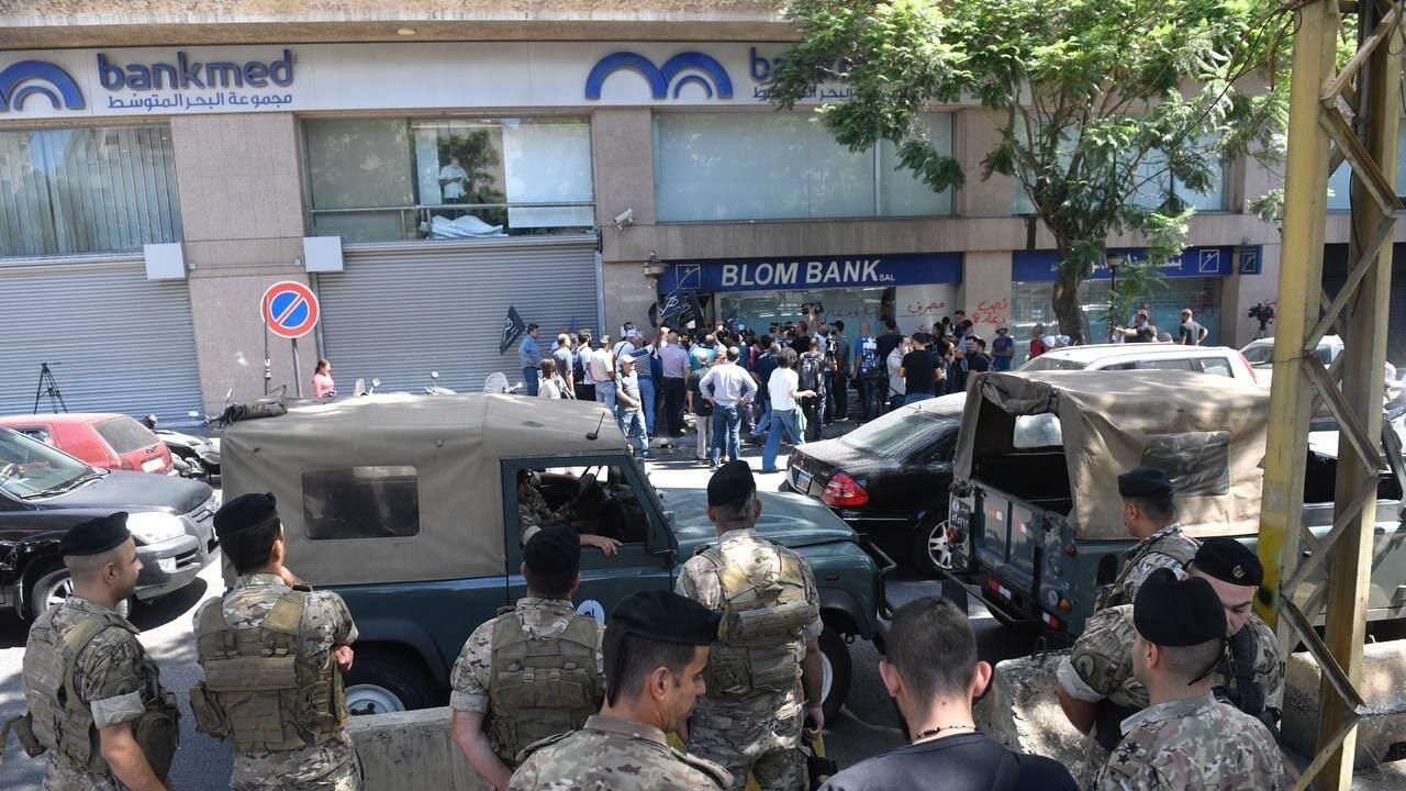 Отделение банка в Бейруте, в котором женщина взяла сотрудников в заложники - РИА Новости, 1920, 14.09.2022