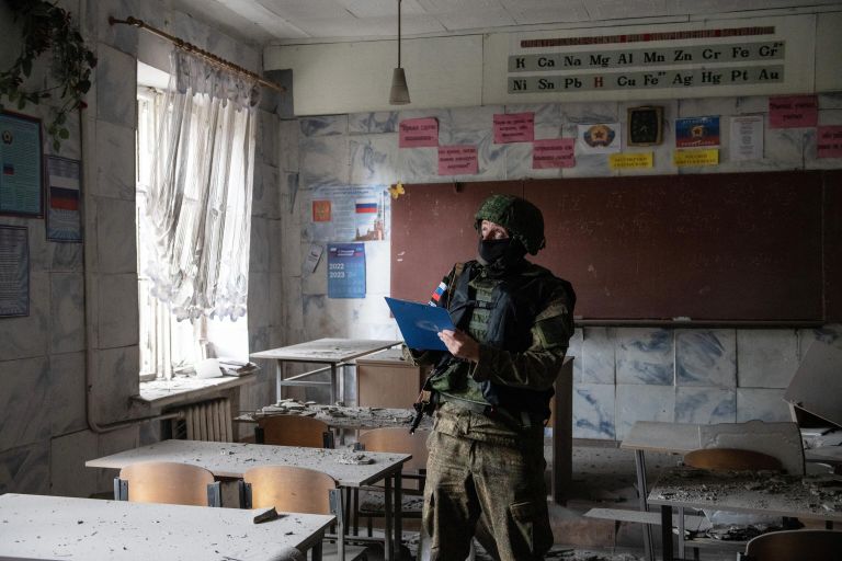 Сотрудник следственного комитета РФ в одной из аудиторий здания ГОУ СПО Перевальский колледж, частично разрушенного в результате обстрела ВСУ города Перевальск Сотрудник следственного комитета РФ в одной из аудиторий здания ГОУ СПО Перевальский колледж, частично разрушенного в результате обстрела ВСУ города Перевальск