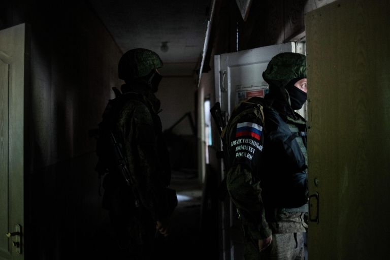 Сотрудники следственного комитета РФ в одной из аудиторий здания ГОУ СПО Перевальский колледж, частично разрушенного в результате обстрела ВСУ города Перевальск. Сотрудники следственного комитета РФ в одной из аудиторий здания ГОУ СПО Перевальский колледж, частично разрушенного в результате обстрела ВСУ города Перевальск.