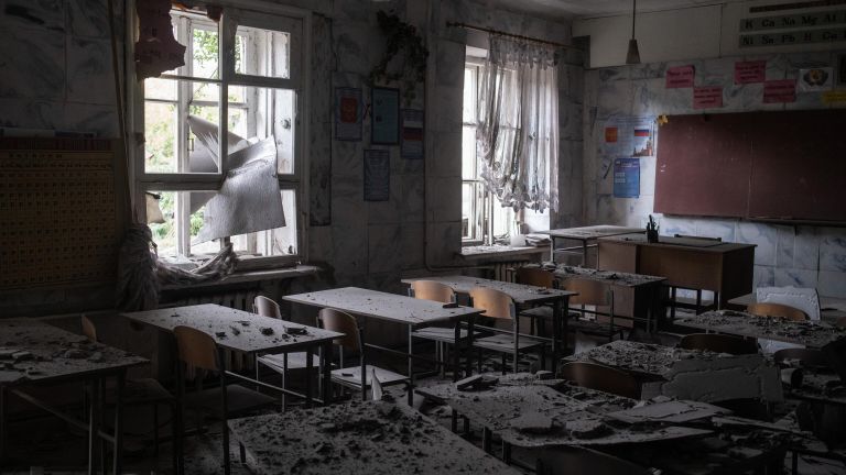 Выбитые стекла в одной из аудиторий здания ГОУ СПО Перевальский колледж, частично разрушенного в результате обстрела ВСУ города Перевальск Выбитые стекла в одной из аудиторий здания ГОУ СПО Перевальский колледж, частично разрушенного в результате обстрела ВСУ города Перевальск