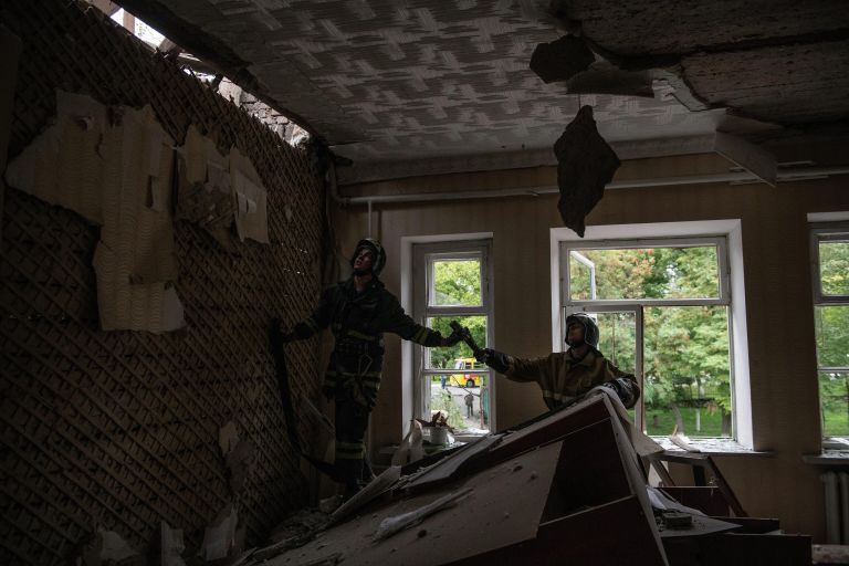 Сотрудники пожарной МЧС ЛНР в одной из аудиторий здания ГОУ СПО Перевальский колледж, частично разрушенного в результате обстрела ВСУ города Перевальск Сотрудники пожарной МЧС ЛНР в одной из аудиторий здания ГОУ СПО Перевальский колледж, частично разрушенного в результате обстрела ВСУ города Перевальск