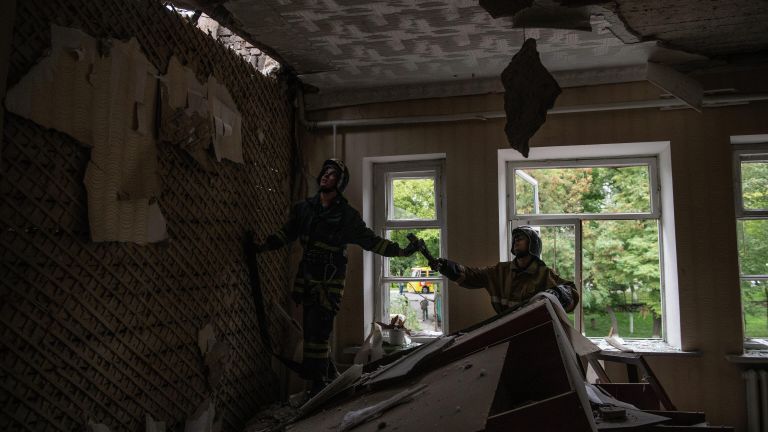Сотрудники пожарной МЧС ЛНР в одной из аудиторий здания ГОУ СПО Перевальский колледж, частично разрушенного в результате обстрела ВСУ города Перевальск Сотрудники пожарной МЧС ЛНР в одной из аудиторий здания ГОУ СПО Перевальский колледж, частично разрушенного в результате обстрела ВСУ города Перевальск
