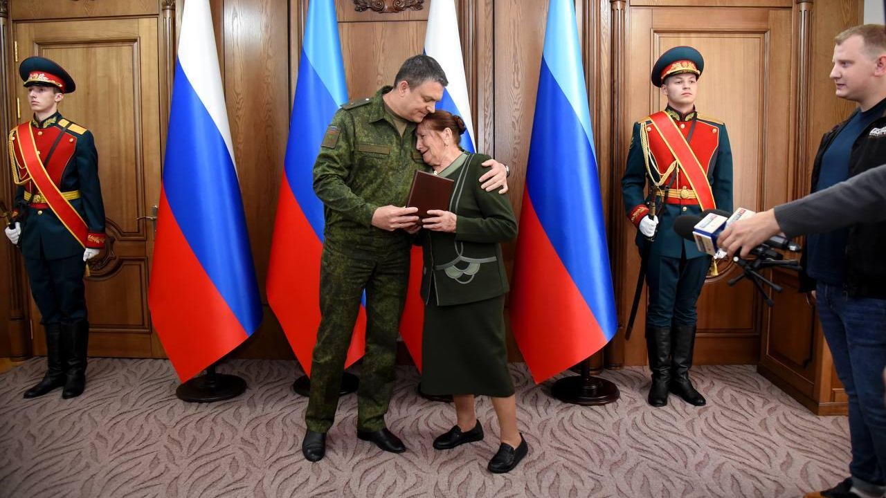 Посмертное награждение высшей наградой – Звездой Героя Луганской Народной Республики - Валерия Болотова, Геннадия Цыпкалова и Дениса Кудрина Посмертное награждение высшей наградой – Звездой Героя Луганской Народной Республики - Валерия Болотова, Геннадия Цыпкалова и Дениса Кудрина - РИА Новости, 1920, 15.09.2022