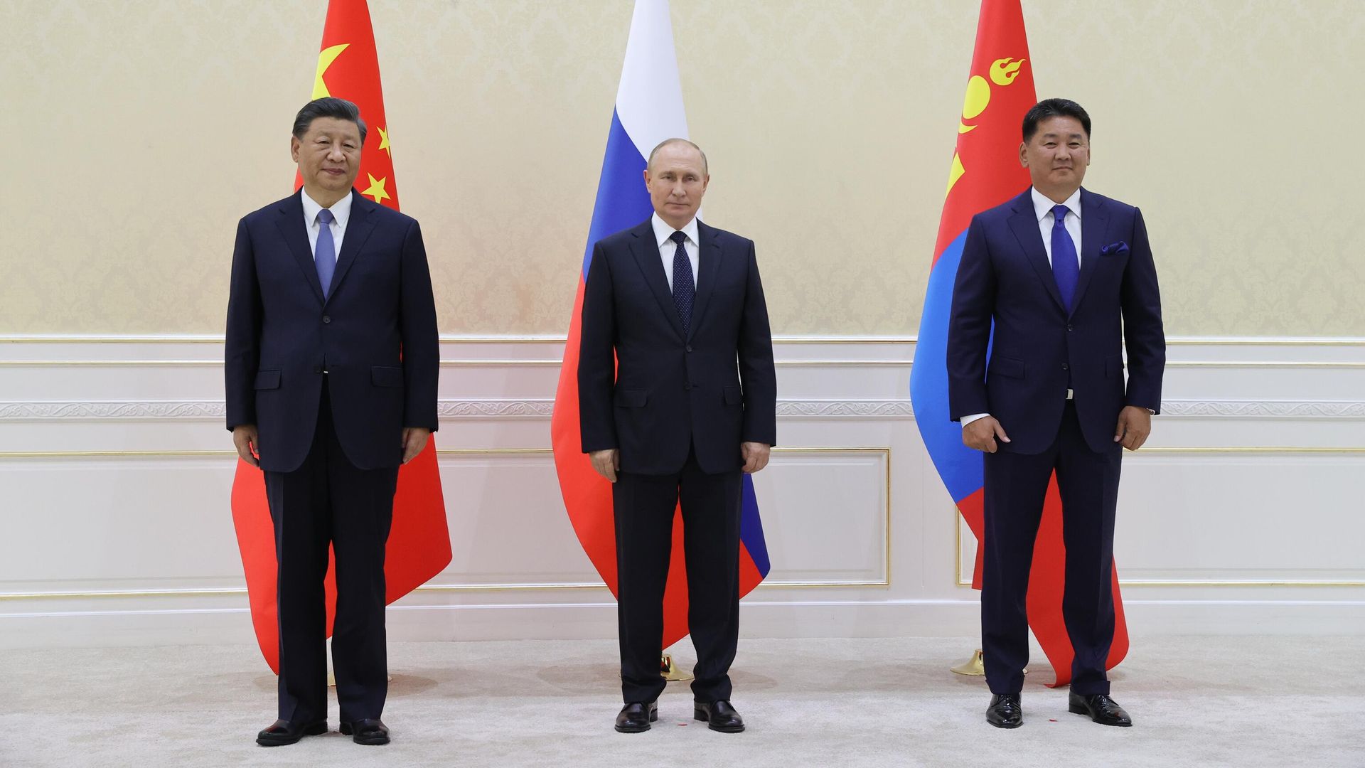 Президент РФ Владимир Путин, председатель КНР Си Цзиньпин и президент Монголии Ухнагийн Хурэлсух во время трехсторонней встречи на полях саммита ШОС Президент РФ Владимир Путин, председатель КНР Си Цзиньпин и президент Монголии Ухнагийн Хурэлсух во время трехсторонней встречи на полях саммита ШОС - РИА Новости, 1920, 15.09.2022