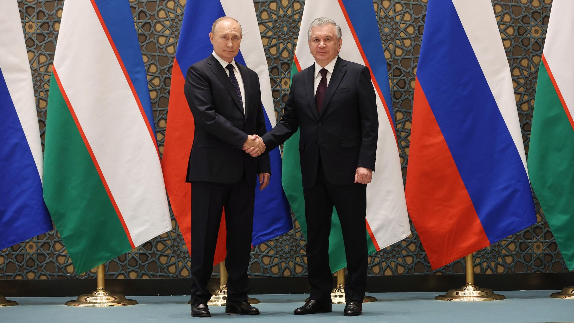 Президент РФ Владимир Путин и президент Узбекистана Шавкат Мирзиёев во время встречи на полях саммита ШОС Президент РФ Владимир Путин и президент Узбекистана Шавкат Мирзиёев во время встречи на полях саммита ШОС - РИА Новости, 1920, 05.10.2023