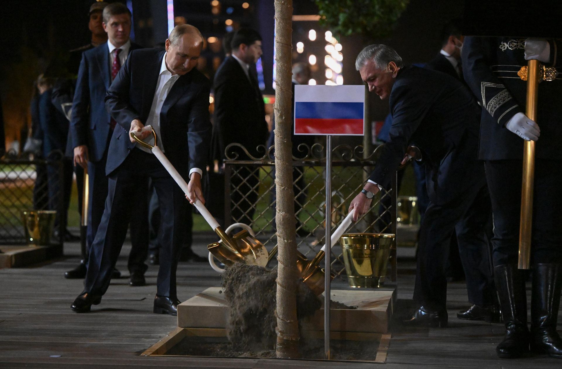 Президент РФ Владимир Путин и президент Узбекистана Шавкат Мирзиёев на церемонии посадки деревьев главами делегаций стран - участниц ШОС в Самарканде Президент РФ Владимир Путин и президент Узбекистана Шавкат Мирзиёев на церемонии посадки деревьев главами делегаций стран - участниц ШОС в Самарканде - РИА Новости, 1920, 06.10.2023