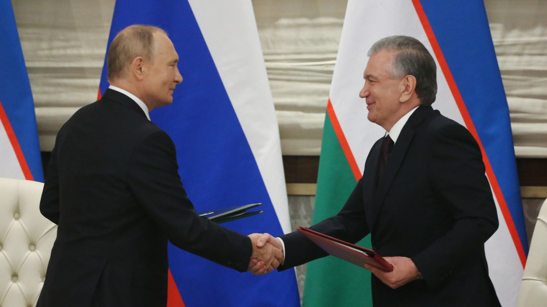 Президент РФ Владимир Путин и президент Узбекистана Шавкат Мирзиёев во время подписания Декларации о всеобъемлющем стратегическом партнерстве между Россией и Узбекистаном на полях саммита ШОС. 15 сентября 2022 Президент РФ Владимир Путин и президент Узбекистана Шавкат Мирзиёев во время подписания Декларации о всеобъемлющем стратегическом партнерстве между Россией и Узбекистаном на полях саммита ШОС. 15 сентября 2022 - РИА Новости, 1920, 15.09.2022