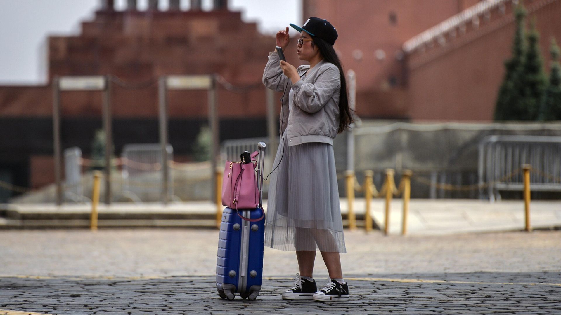 Турист на Красной площади в Москве Турист на Красной площади в Москве - РИА Новости, 1920, 17.06.2025