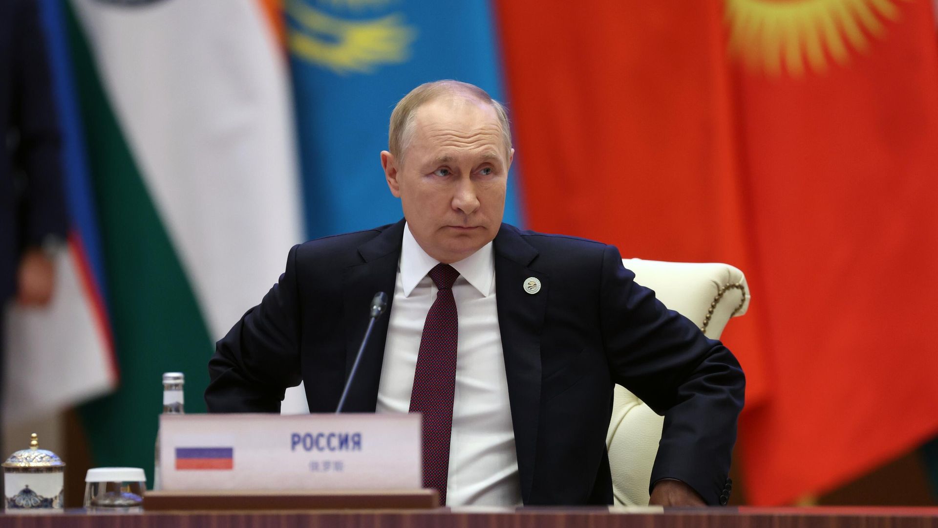 Президент России Владимир Путин перед началом заседания в узком составе глав стран, участниц Шанхайской организации сотрудничества (ШОС), в Самарканде Президент России Владимир Путин перед началом заседания в узком составе глав стран, участниц Шанхайской организации сотрудничества (ШОС), в Самарканде - РИА Новости, 1920, 16.09.2022