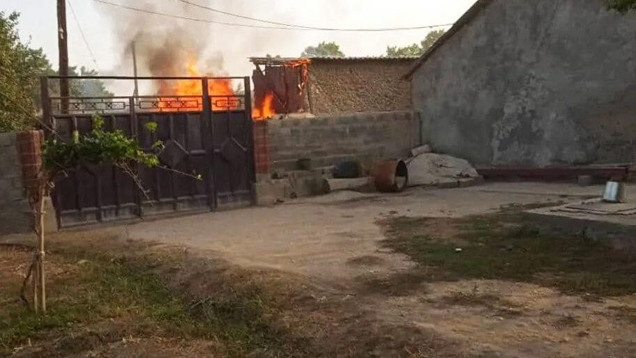 Пожар в частном доме, поврежденном в результате обстрелов со стороны таджикских военных Пожар в частном доме, поврежденном в результате обстрелов со стороны таджикских военных - РИА Новости, 1920, 18.09.2022