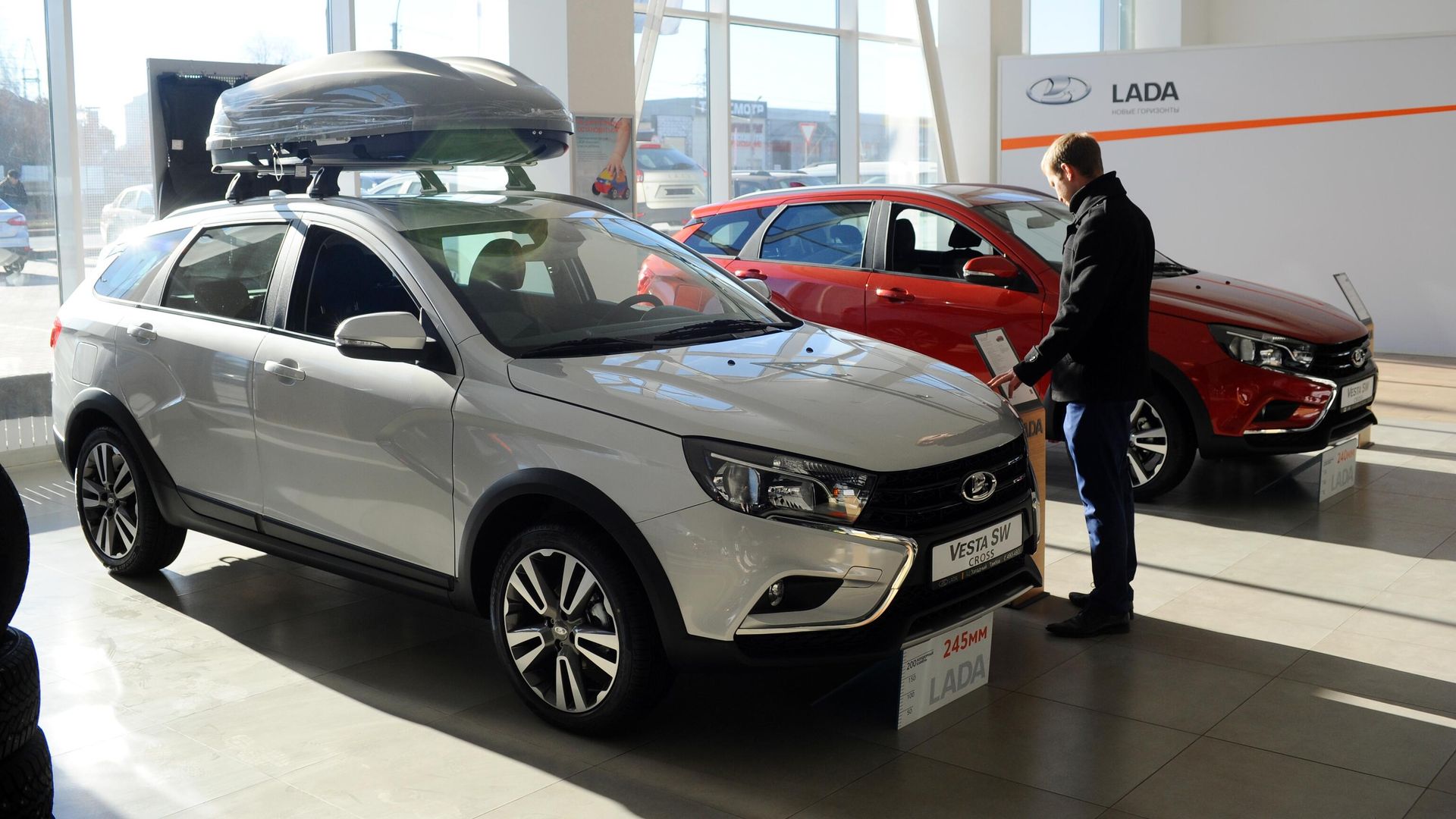 Посетитель рассматривает автомобиль Lada Vesta SW - РИА Новости, 1920, 25.04.2023