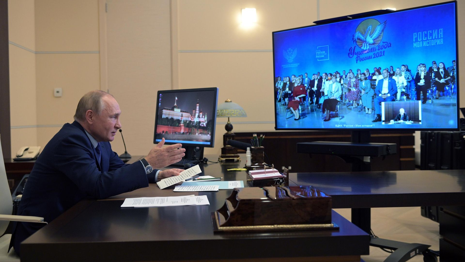 Президент РФ Владимир Путин проводит встречу в режиме видеосвязи с лауреатами и финалистами всероссийского конкурса Учитель года Президент РФ Владимир Путин проводит встречу в режиме видеосвязи с лауреатами и финалистами всероссийского конкурса Учитель года - РИА Новости, 1920, 19.09.2022