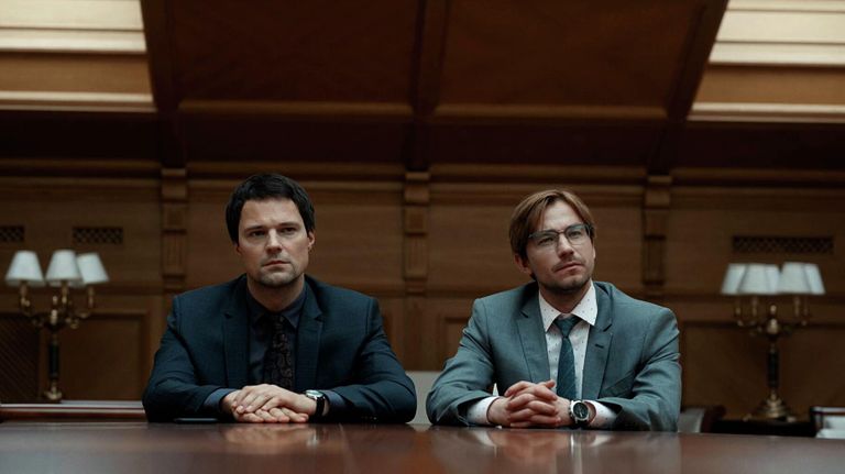 Кадр из сериала Надвое Кадр из сериала Надвое