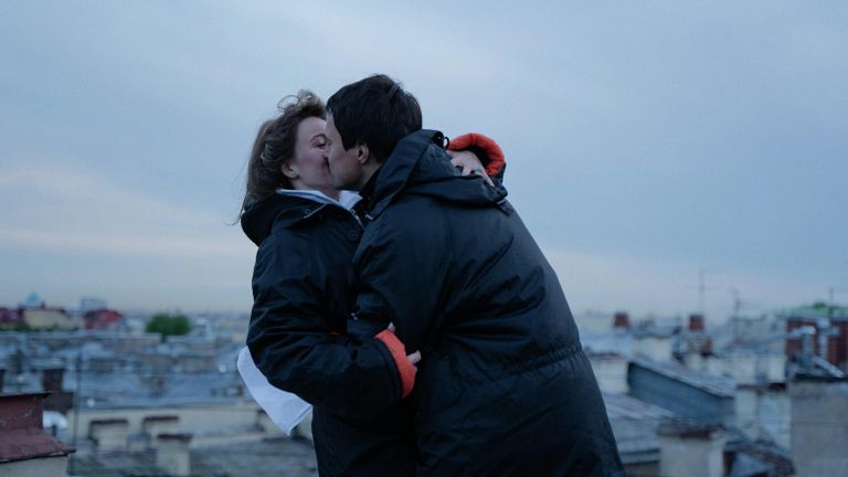 Кадр из сериала Надвое Кадр из сериала Надвое