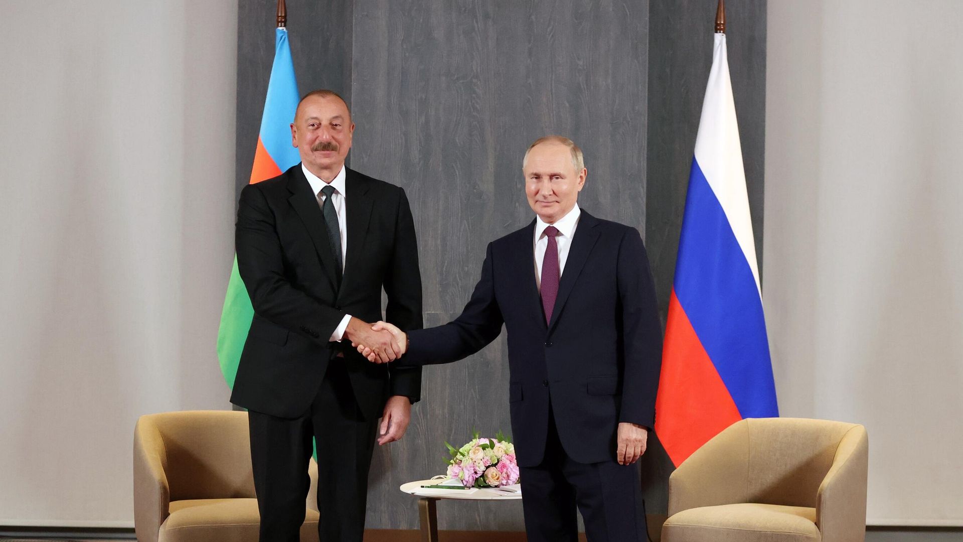 Президент РФ Владимир Путин и президент Азербайджана Ильхам Алиев во время встречи Президент РФ Владимир Путин и президент Азербайджана Ильхам Алиев во время встречи - РИА Новости, 1920, 12.10.2022