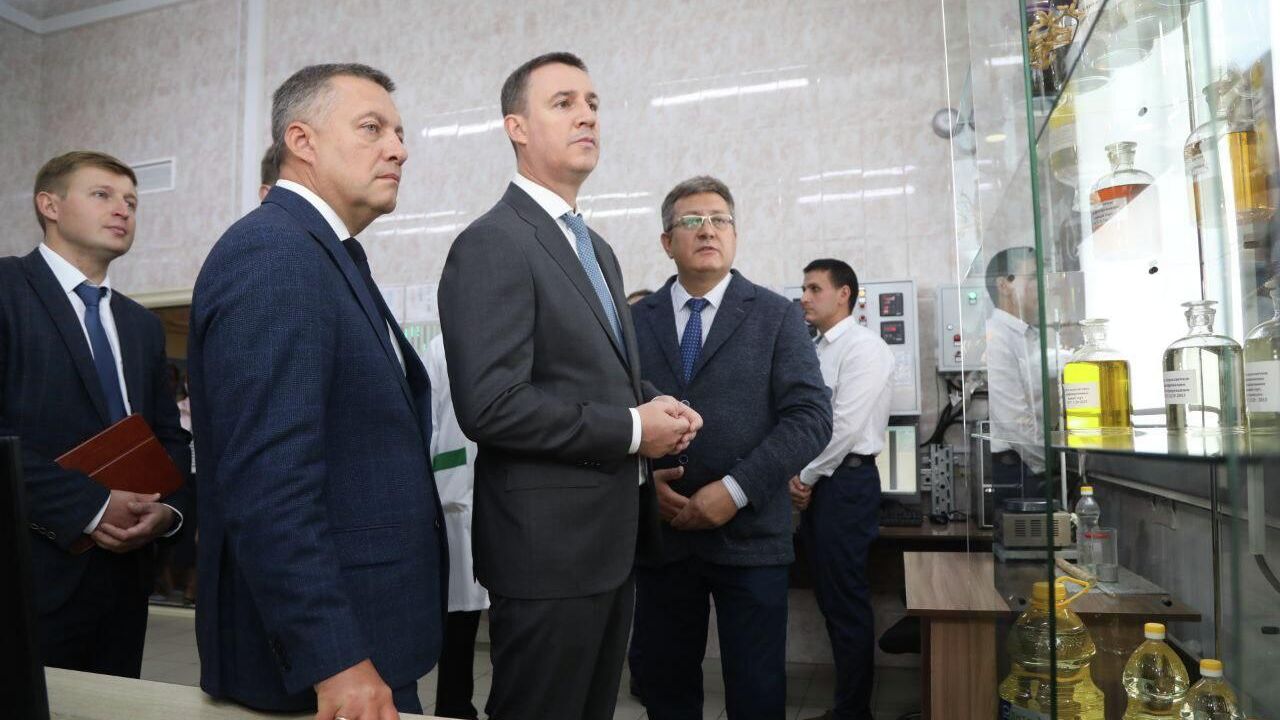 Министр сельского хозяйства РФ Дмитрий Патрушев и губернатор Приангарья Игорь Кобзев обсудили вопросы поддержки агропромышленного комплекса региона Министр сельского хозяйства РФ Дмитрий Патрушев и губернатор Приангарья Игорь Кобзев обсудили вопросы поддержки агропромышленного комплекса региона - РИА Новости, 1920, 16.09.2022