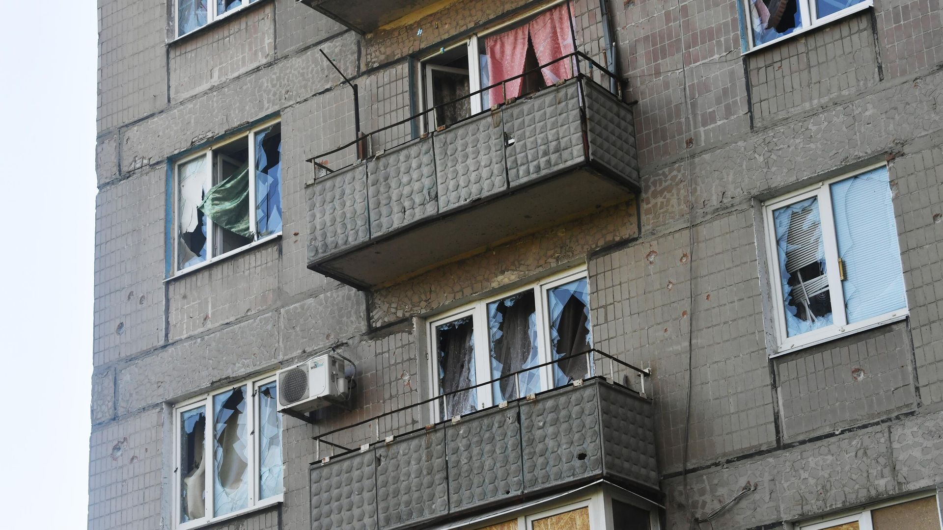 Выбитые стекла жилого дома в результате обстрела центральной части города Донецка Выбитые стекла жилого дома в результате обстрела центральной части города Донецка - РИА Новости, 1920, 01.10.2022