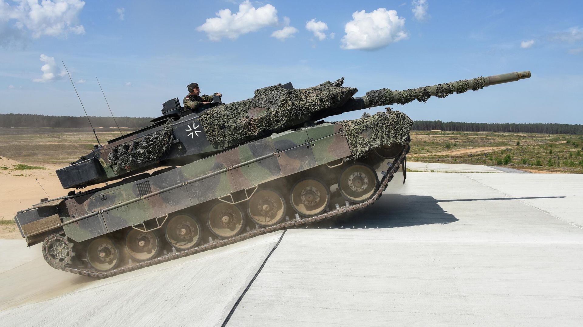 Немецкий основной боевой танк Leopard 2 Немецкий основной боевой танк Leopard 2 - РИА Новости, 1920, 18.09.2022