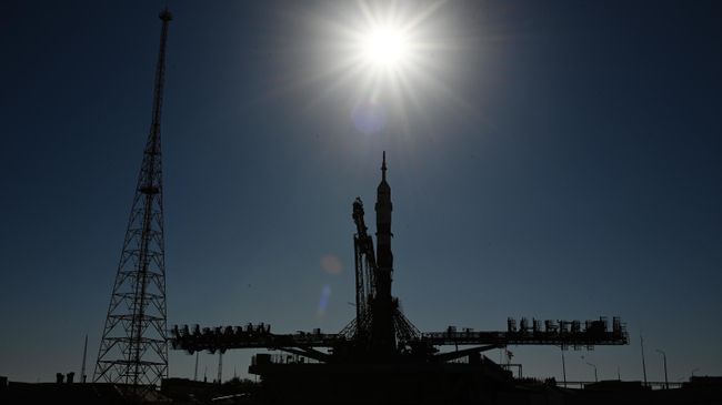 Установка ракеты-носителя Союз-2.1а на стартовый стол на космодроме Байконур