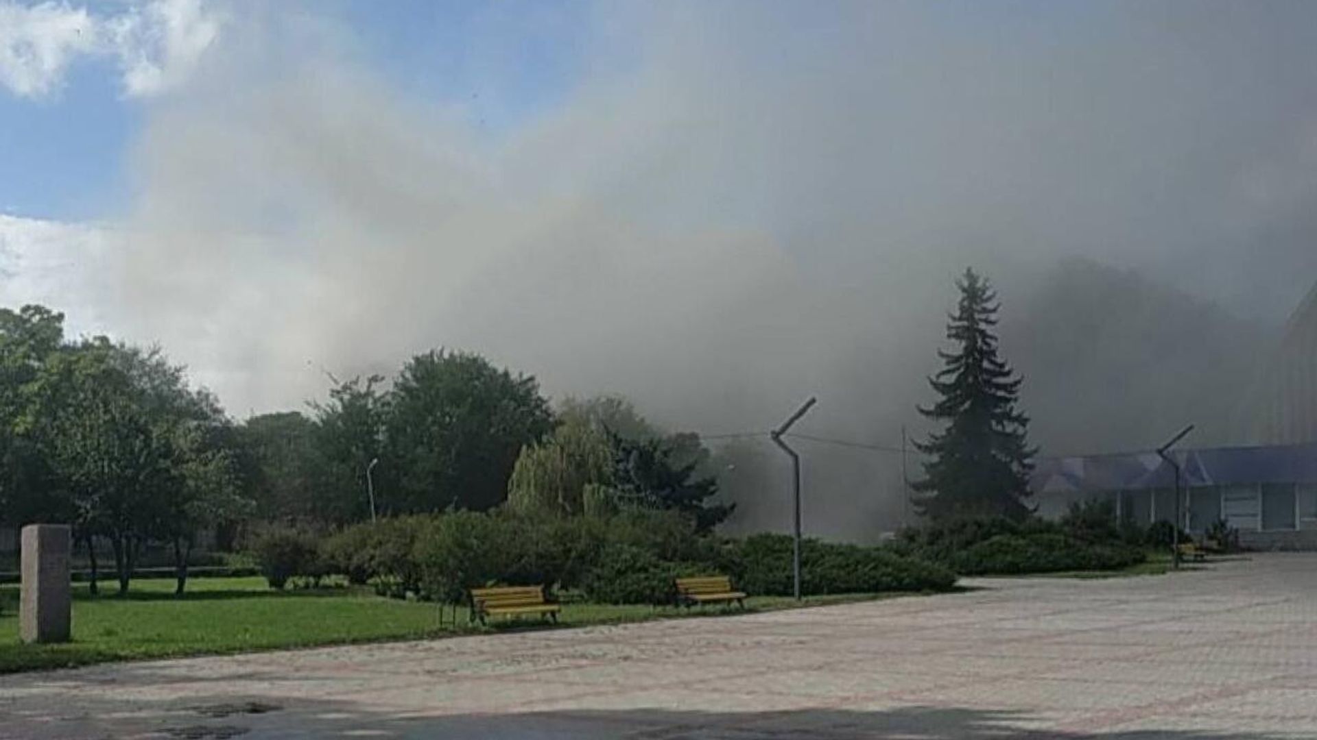 Дым от взрыва в Херсоне. Фото очевидца Дым от взрыва в Херсоне. Фото очевидца - РИА Новости, 1920, 18.09.2022