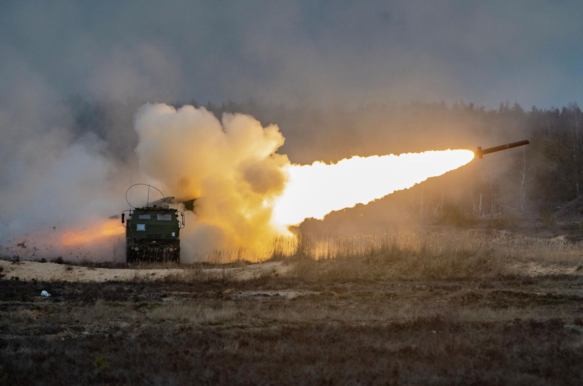 Американская высокомобильная ракетно-артиллерийская система оперативно-тактического назначения HIMARS Американская высокомобильная ракетно-артиллерийская система оперативно-тактического назначения HIMARS - РИА Новости, 1920, 30.06.2023