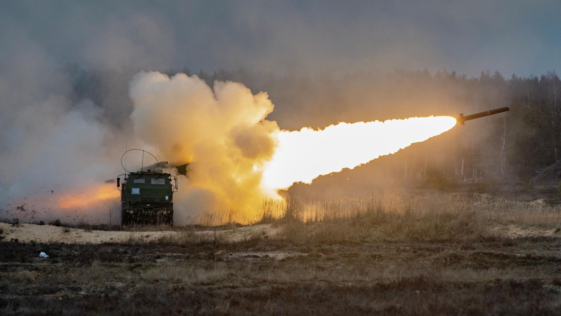 Американская высокомобильная ракетно-артиллерийская система оперативно-тактического назначения HIMARS Американская высокомобильная ракетно-артиллерийская система оперативно-тактического назначения HIMARS - РИА Новости, 1920, 12.10.2022