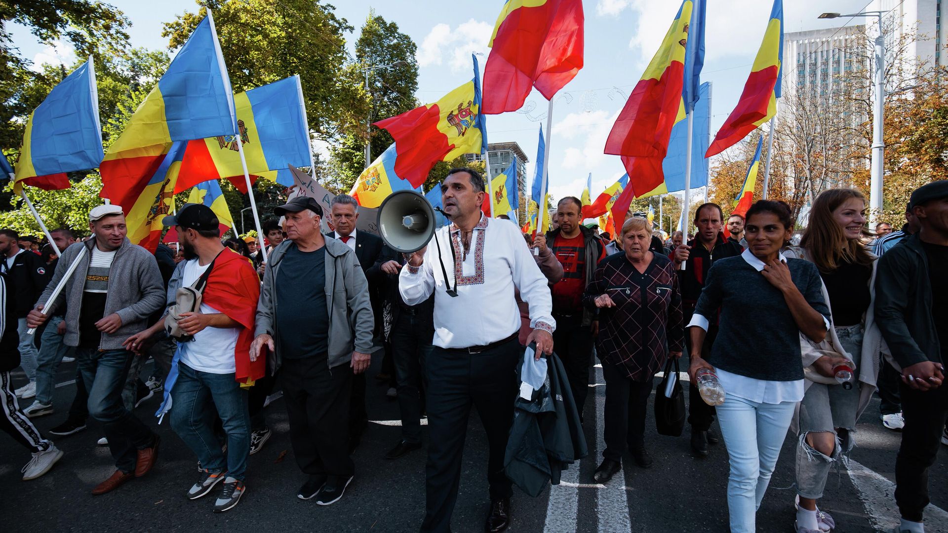 Участники акции протеста оппозиции перед зданием администрации президента Молдавии в Кишиневе Участники акции протеста оппозиции перед зданием администрации президента Молдавии в Кишиневе - РИА Новости, 1920, 27.10.2023