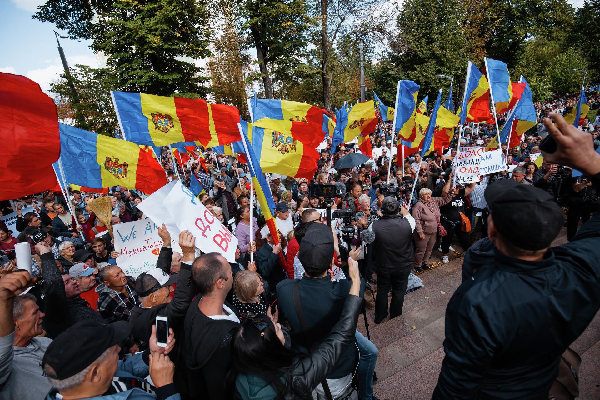 Участники акции протеста оппозиции перед зданием администрации президента Молдавии в Кишиневе Участники акции протеста оппозиции перед зданием администрации президента Молдавии в Кишиневе - РИА Новости, 1920, 25.10.2022