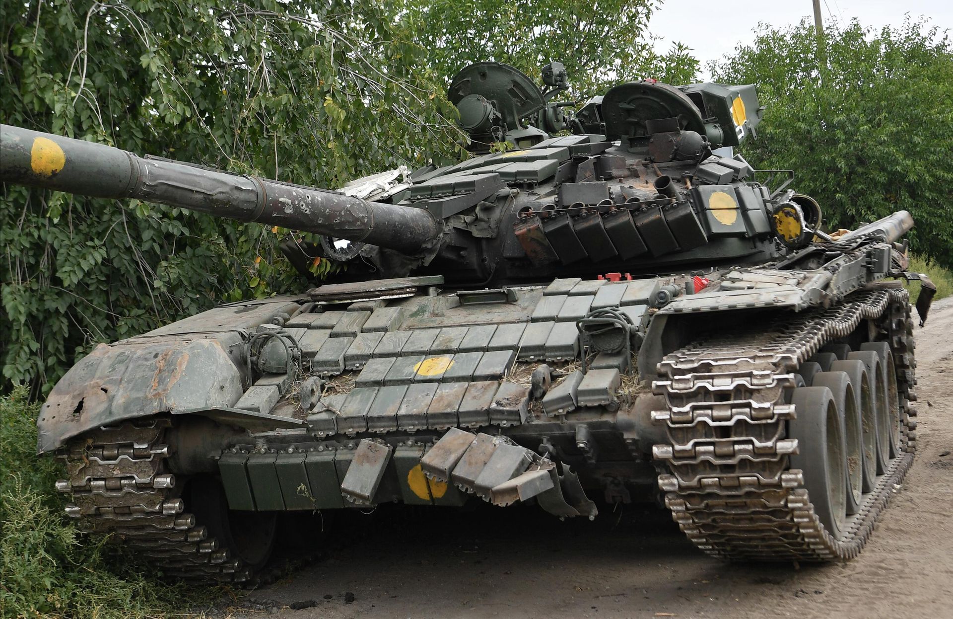 Советский танк Т-72, который стоял на вооружении в Польше и был передан ВСУ, подбили вооруженные силы РФ во время неудачного контрнаступления ВСУ Советский танк Т-72, который стоял на вооружении в Польше и был передан ВСУ, подбили вооруженные силы РФ во время неудачного контрнаступления ВСУ - РИА Новости, 1920, 10.11.2023