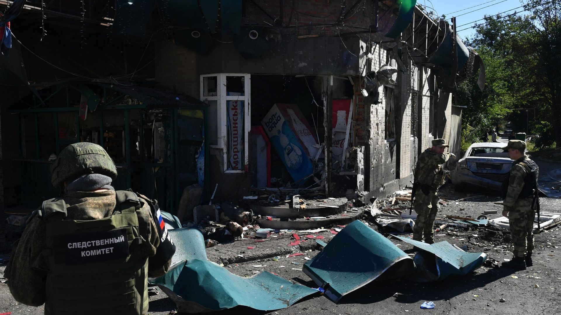 Военнослужащие на площади Бакинских комиссаров в Куйбышевском районе Донецка, где при обстреле со стороны ВСУ, по предварительным данным, погибло 13 человек Военнослужащие на площади Бакинских комиссаров в Куйбышевском районе Донецка, где при обстреле со стороны ВСУ, по предварительным данным, погибло 13 человек - РИА Новости, 1920, 19.09.2022