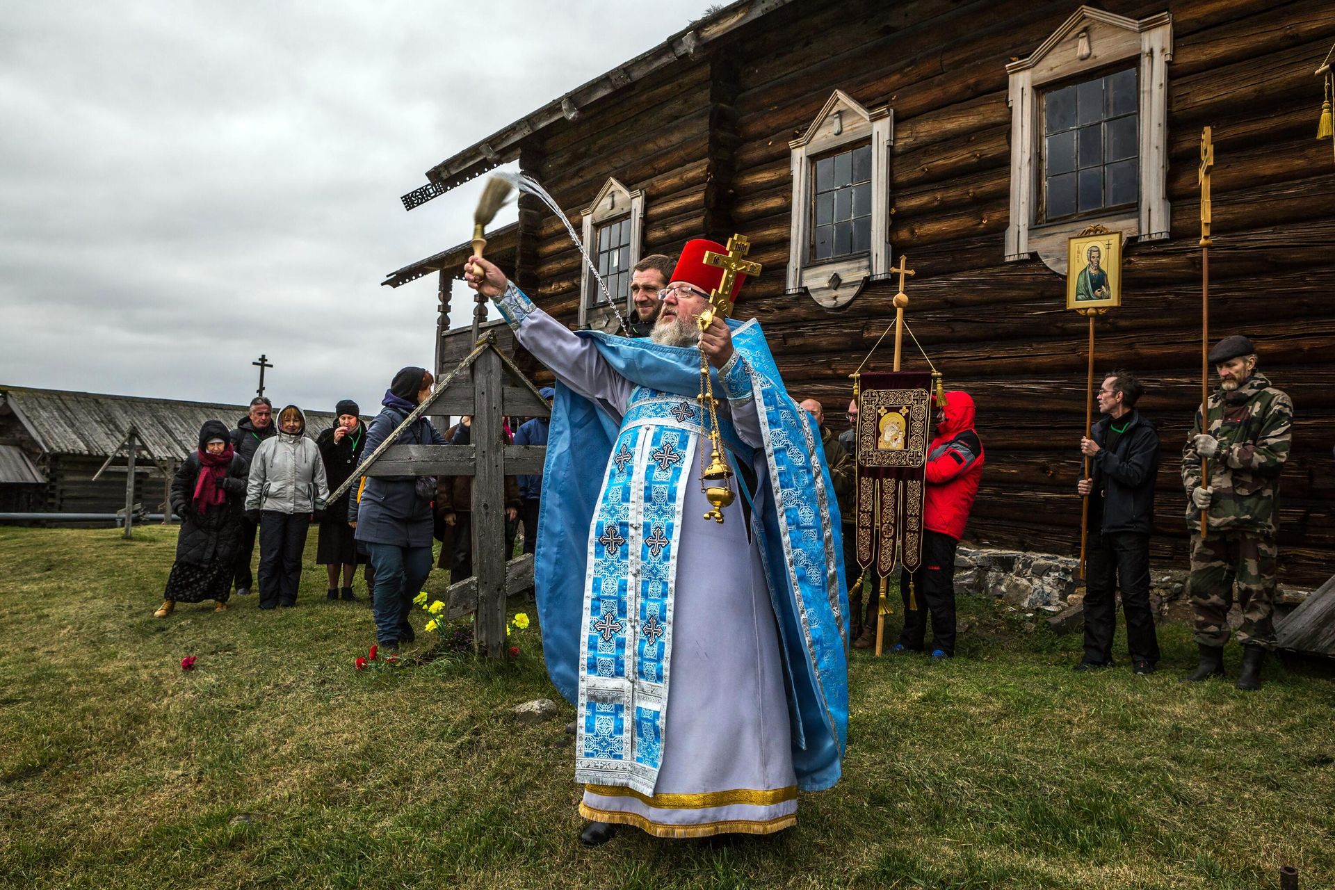 Настоятель Кижского прихода, священник отец Павел Лехмус производит обряд освящения в праздник Покрова Богородицы на территории Государственного историко-архитектурного музея-заповедника Кижи в Карелии - РИА Новости, 1920, 19.09.2022