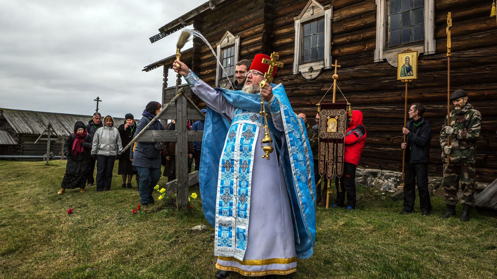 Настоятель Кижского прихода, священник отец Павел Лехмус производит обряд освящения в праздник Покрова Богородицы на территории Государственного историко-архитектурного музея-заповедника Кижи в Карелии - РИА Новости, 1920, 13.10.2026