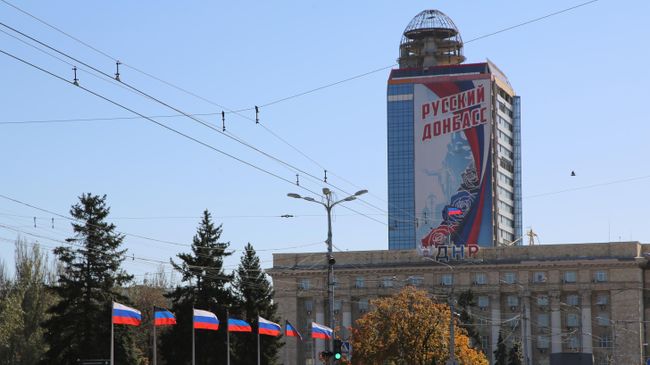 Российские флаги на площади Ленина в центре Донецка Российские флаги на площади Ленина в центре Донецка