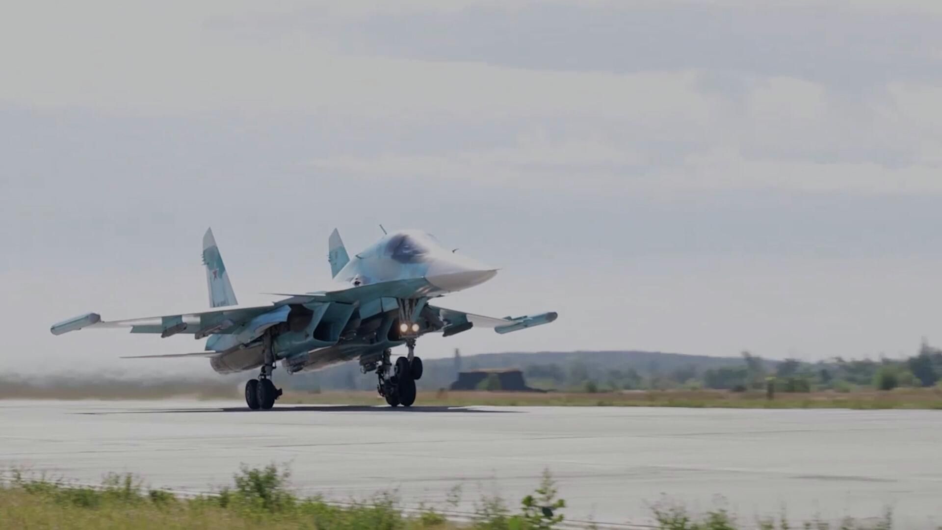 Боевой вылет бомбардировщика Су-34 Боевой вылет бомбардировщика Су-34 - РИА Новости, 1920, 20.09.2022