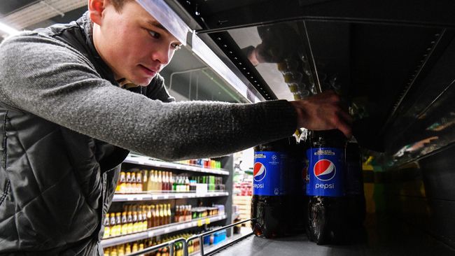 Выкладка продукции на витрину в супермаркете