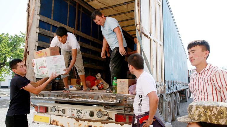 Разгрузка гуманитарной помощи для беженцев в селе Боз-Адыр в Киргизии Разгрузка гуманитарной помощи для беженцев в селе Боз-Адыр в Киргизии