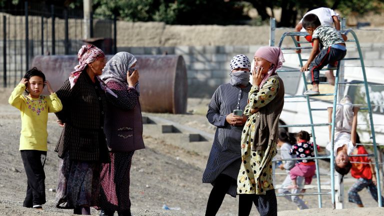 Беженцы на одной из улиц в селе Боз-Адыр в Киргизии Беженцы на одной из улиц в селе Боз-Адыр в Киргизии