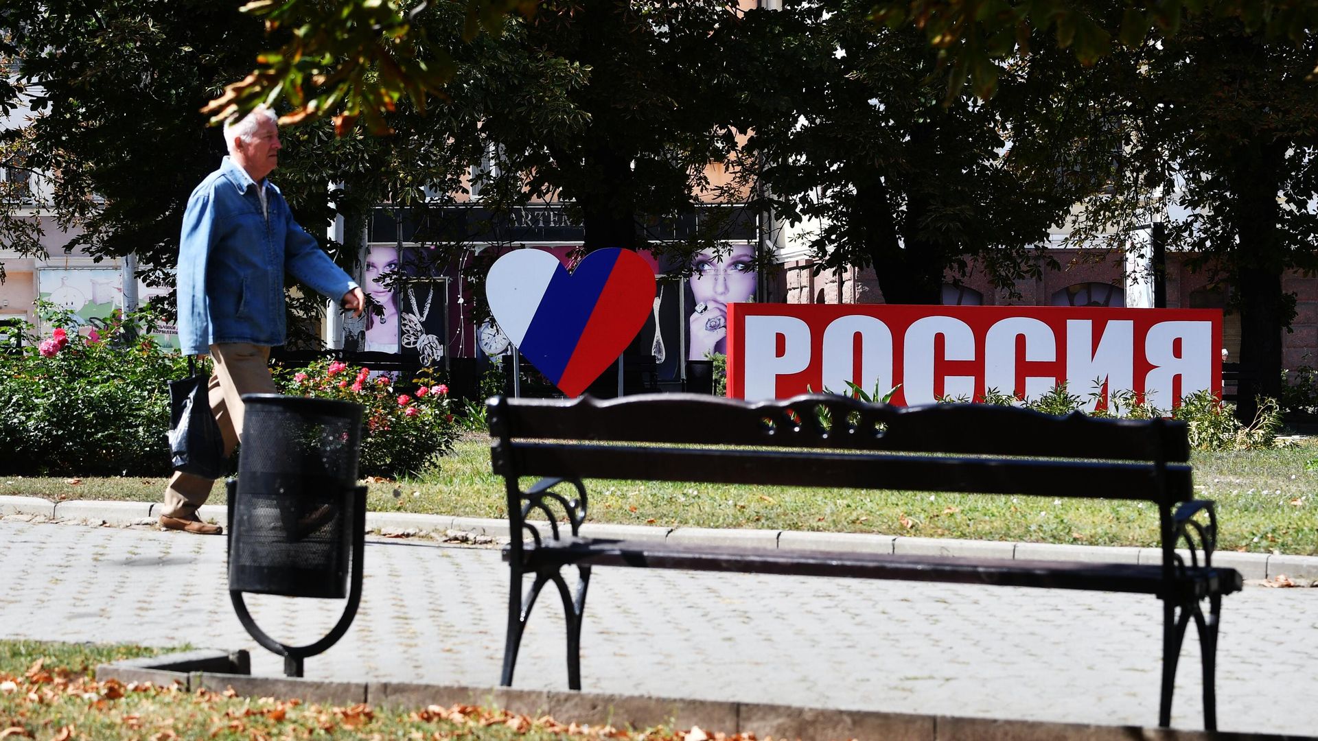 Мужчина на аллее в парке в Донецке Мужчина на аллее в парке в Донецке - РИА Новости, 1920, 20.05.2024