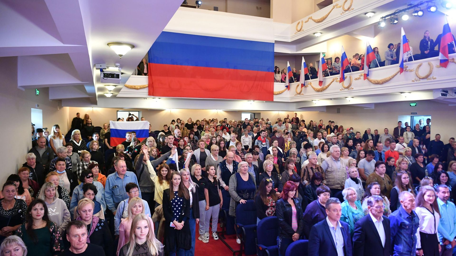Жители Запорожья во время общенародного съезда по вопросу проведения референдума о вступлении в Россию в ДК Железнодорожников в Мелитополе - РИА Новости, 1920, 20.09.2022