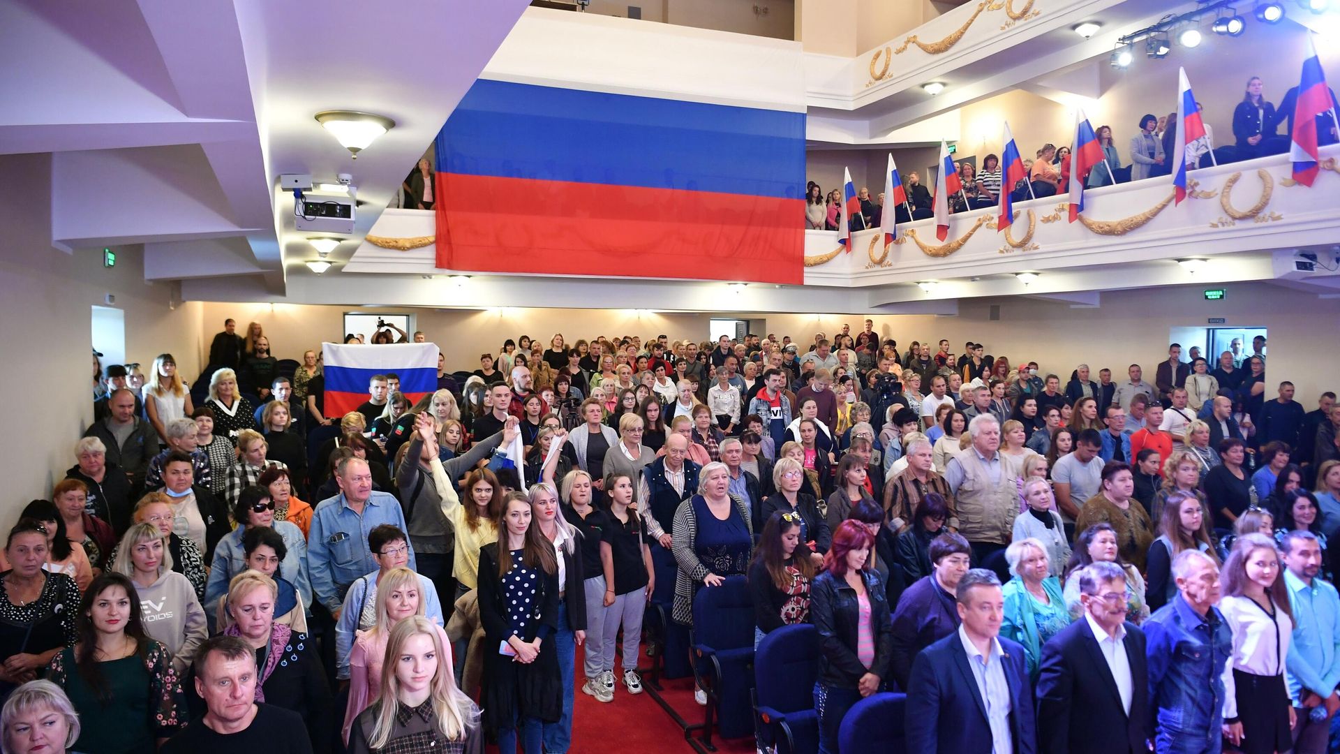 Жители Запорожья во время общенародного съезда по вопросу проведения референдума Жители Запорожья во время общенародного съезда по вопросу проведения референдума - РИА Новости, 1920, 20.09.2022