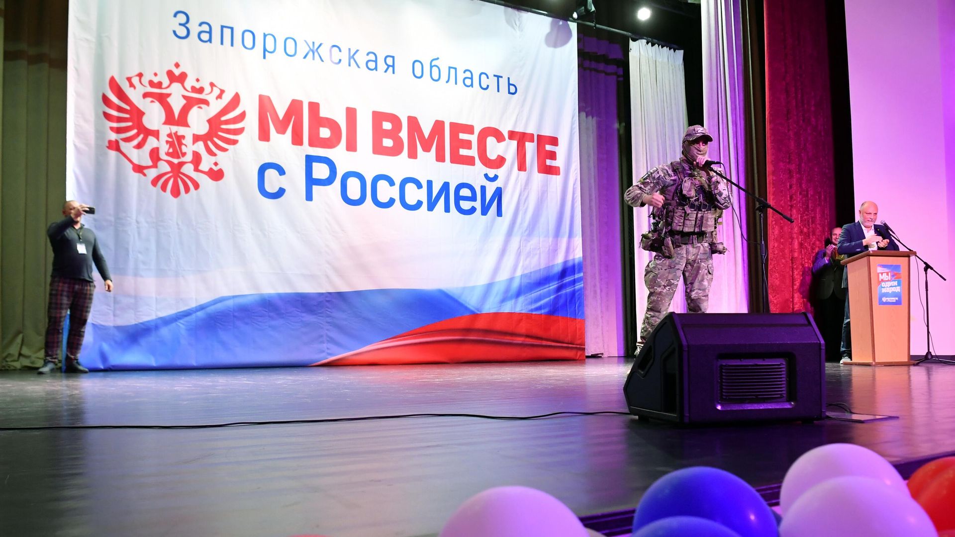 Военнослужащий ВС РФ выступает в ДК Железнодорожников в Мелитополе Военнослужащий ВС РФ выступает в ДК Железнодорожников в Мелитополе - РИА Новости, 1920, 22.09.2022
