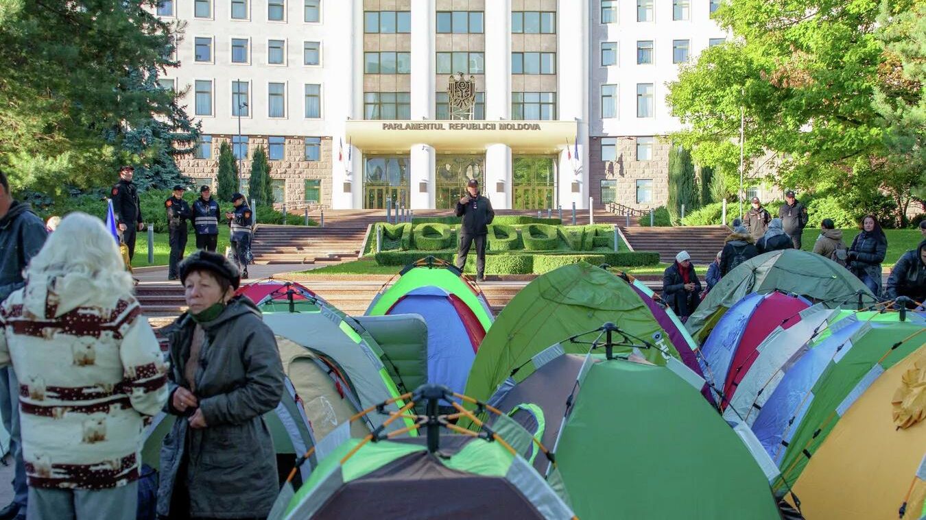 Палаточный городок у здания парламента в Кишиневе Палаточный городок у здания парламента в Кишиневе - РИА Новости, 1920, 21.09.2022
