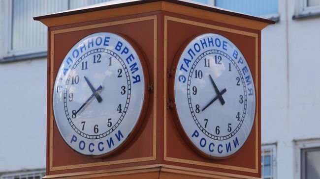 Часы у предприятия Всероссийского научно-исследовательского института физико-технических и радиотехнических измерений (ВНИИФТРИ) 