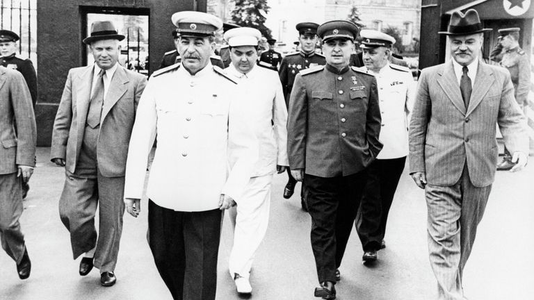 Никита Хрущев, Иосиф Сталин, Георгий Маленков, Лаврентий Берия, Вячеслав Молотов направляются на Красную площадь, на парад физкультурников Никита Хрущев, Иосиф Сталин, Георгий Маленков, Лаврентий Берия, Вячеслав Молотов направляются на Красную площадь, на парад физкультурников