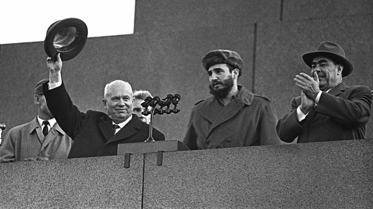 Первый секретарь ЦК КПСС Никита Хрущев, премьер-министр Республики Куба Фидель Кастро и председатель президиума Верховного Совета СССР Леонид Брежнев на митинге на Красной площади в Москве, посвященном прибытию кубинской делегации в СССР Первый секретарь ЦК КПСС Никита Хрущев, премьер-министр Республики Куба Фидель Кастро и председатель президиума Верховного Совета СССР Леонид Брежнев на митинге на Красной площади в Москве, посвященном прибытию кубинской делегации в СССР