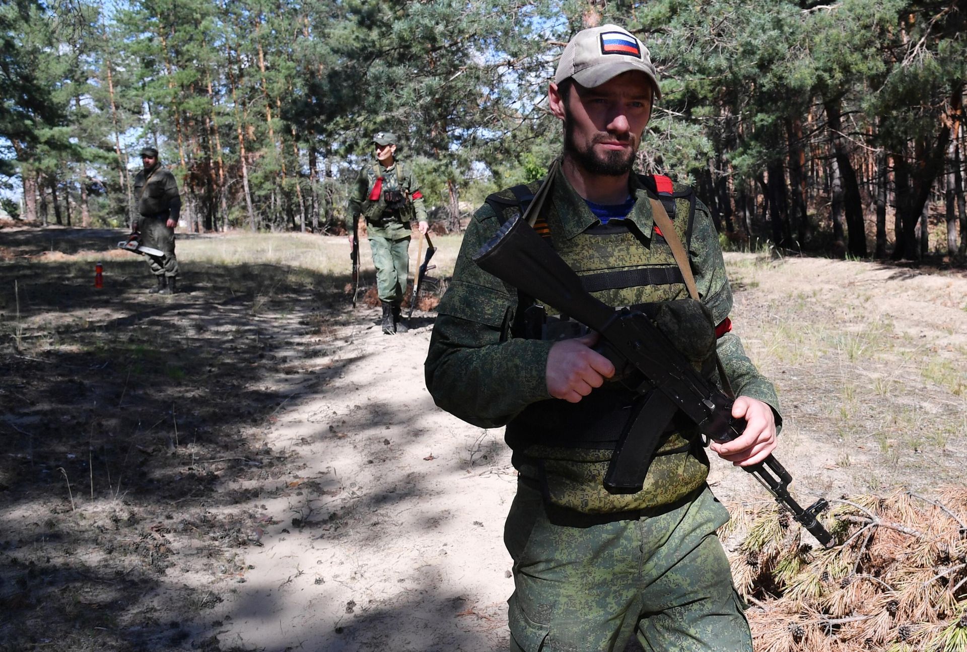 Бойцы 208-го казачьего полка Народной милиции ЛНР возле позиций на окраинах Красного Лимана в ДНР Бойцы 208-го казачьего полка Народной милиции ЛНР возле позиций на окраинах Красного Лимана в ДНР - РИА Новости, 1920, 30.09.2022